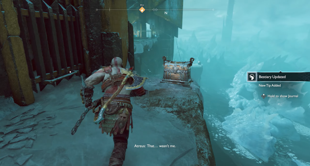 Кратос бежит к сундуку на ледяной скале God of War