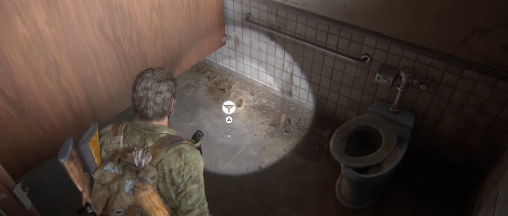 Джоэл из The Last of Us осматривает туалет фонариком