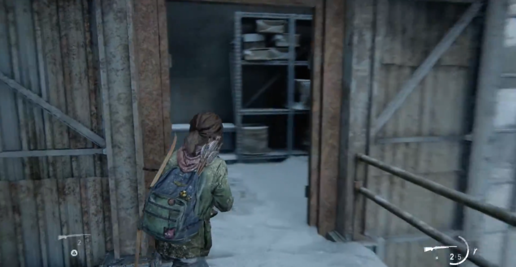 Элли из The Last of Us идет по снегу в ангаре