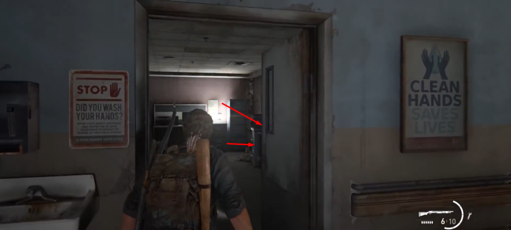 Элли из The Last of Us идет по коридору
