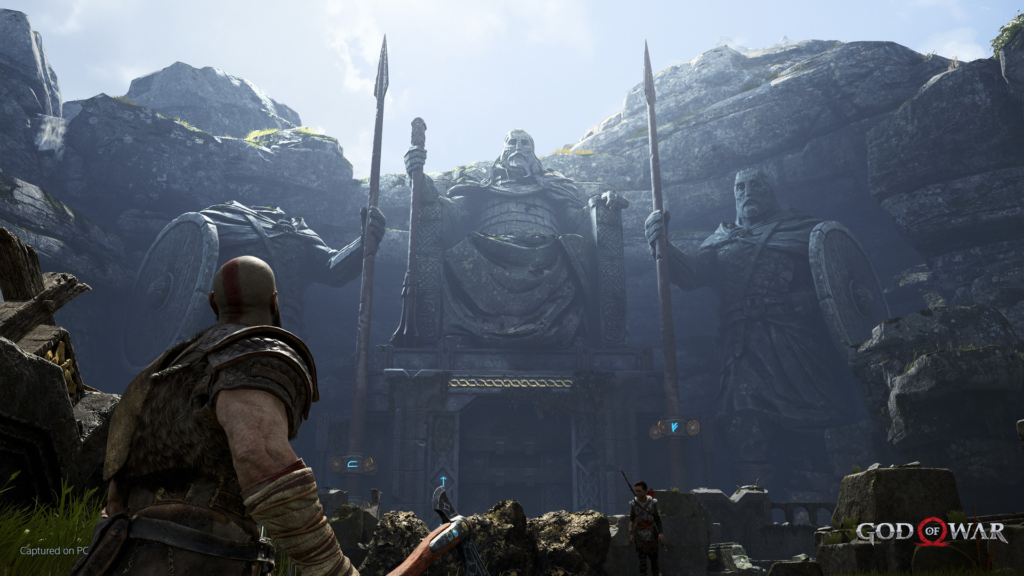 Кратос из God of War смотрит на статуи в скалах