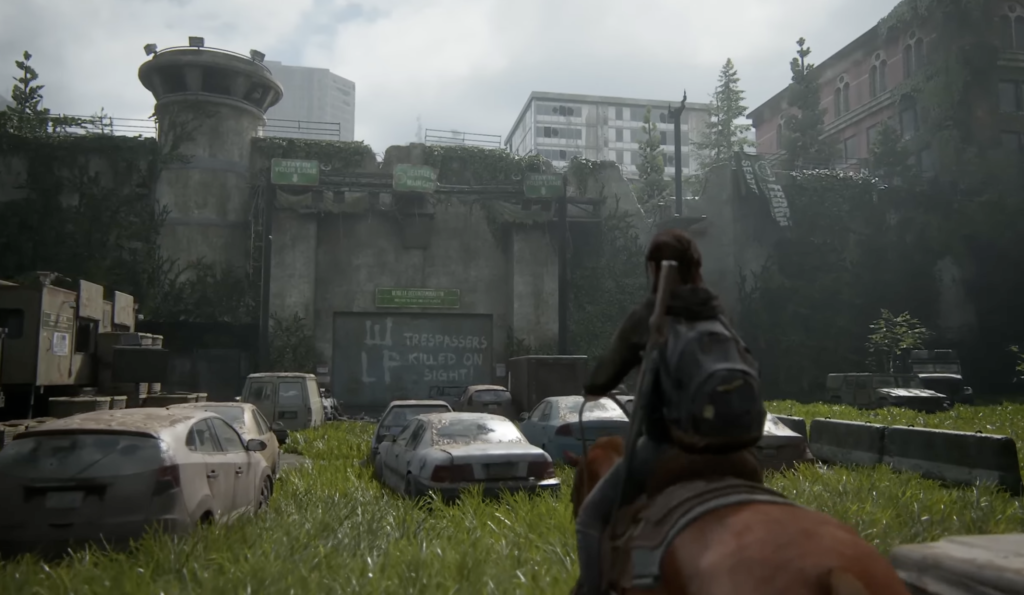 Элли из The Last of Us едет верхом в городе