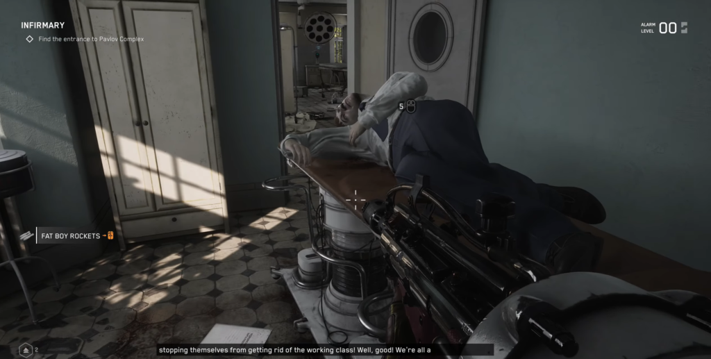 Игрок целится в лежащего мужчину в лазарете Atomic Heart
