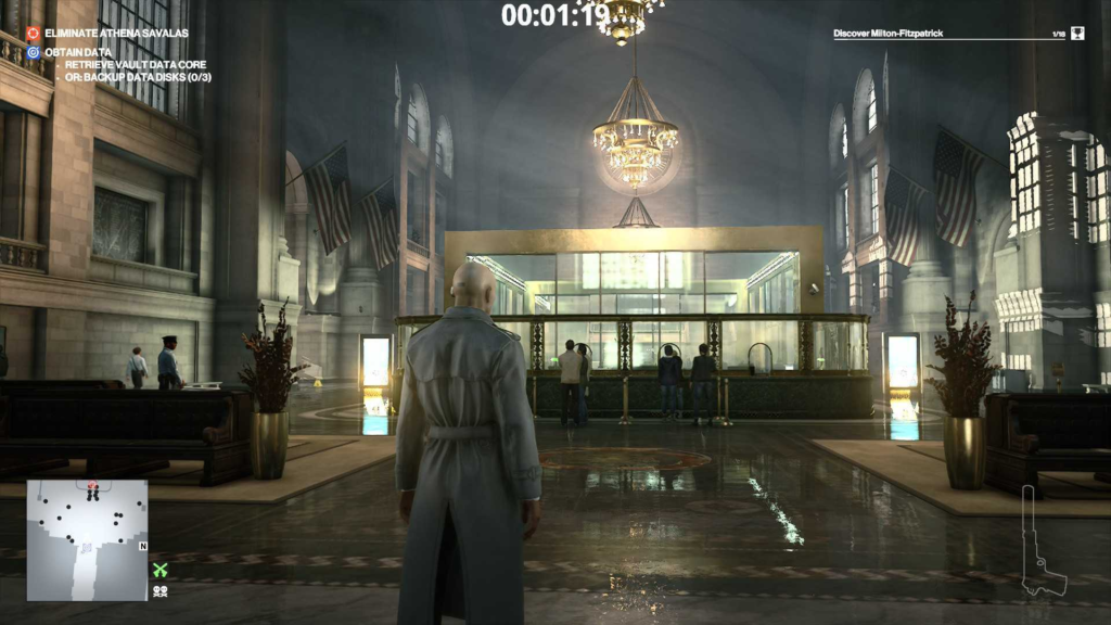 Агент 47 из Hitman стоит в банке