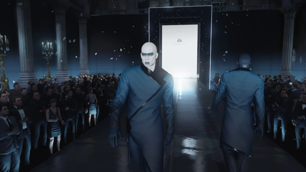 Агент 47 из Hitman идет по подиуму в зале