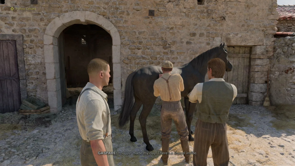 Трое мужчин ухаживают за чёрной лошадью у конюшни