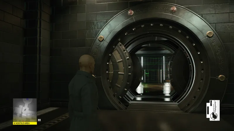 Агент 47 входит в хранилище банка Hitman