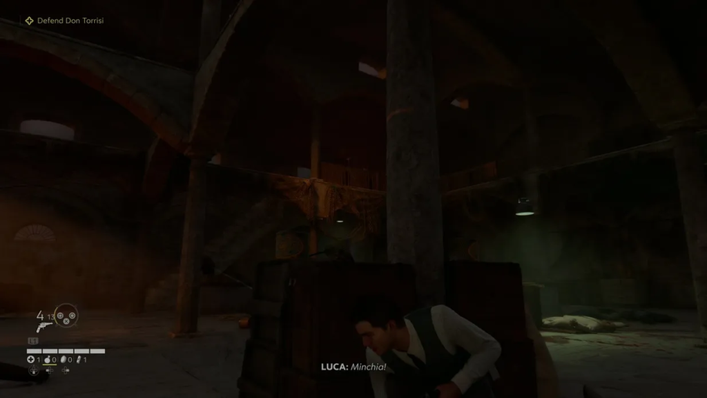 Лука прячется за укрытием в складе Mafia III