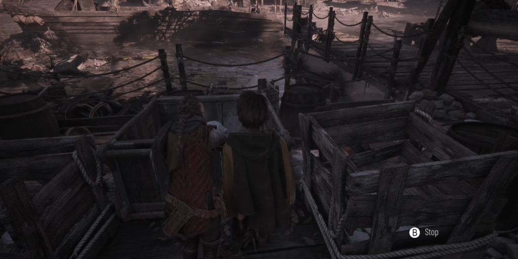 Амиция и Гуго стоят на деревянном причале A Plague Tale