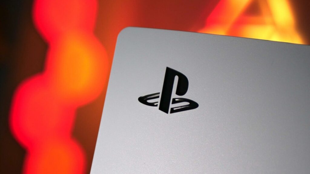 Логотип PlayStation на белой консоли на фоне огня