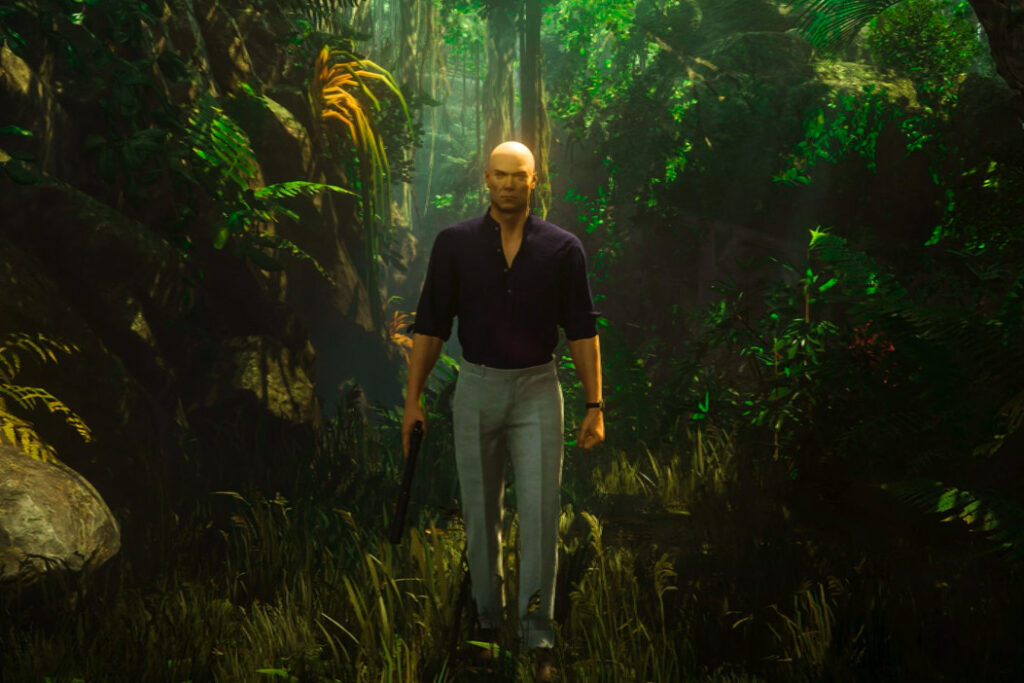 Агент 47 из Hitman идет по джунглям