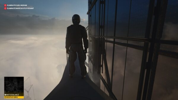 Агент 47 из Hitman стоит на крыше небоскрёба