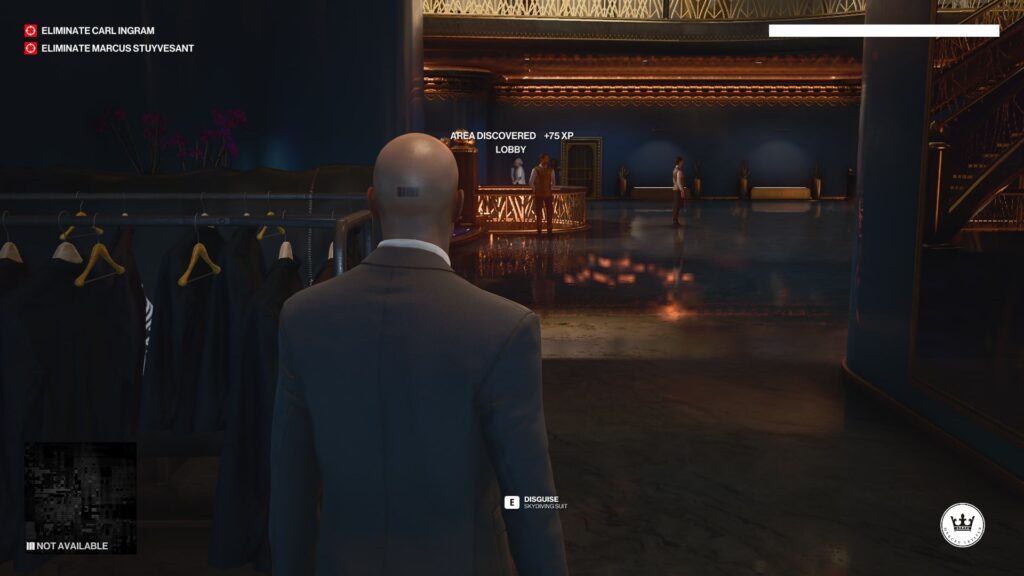 Агент 47 из Hitman стоит в лобби