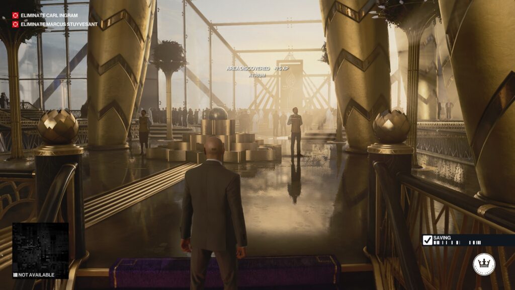 Агент 47 из Hitman стоит в атриуме