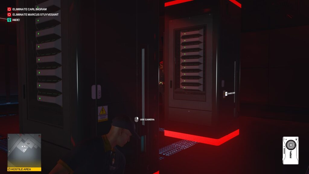 Агент 47 из Hitman прячется в серверной комнате