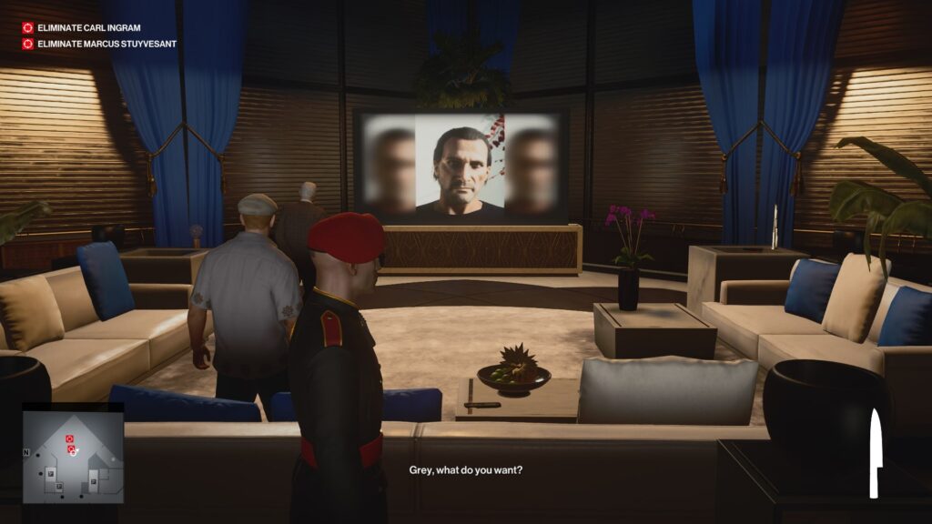 Агент 47 из Hitman смотрит на экран в гостиной