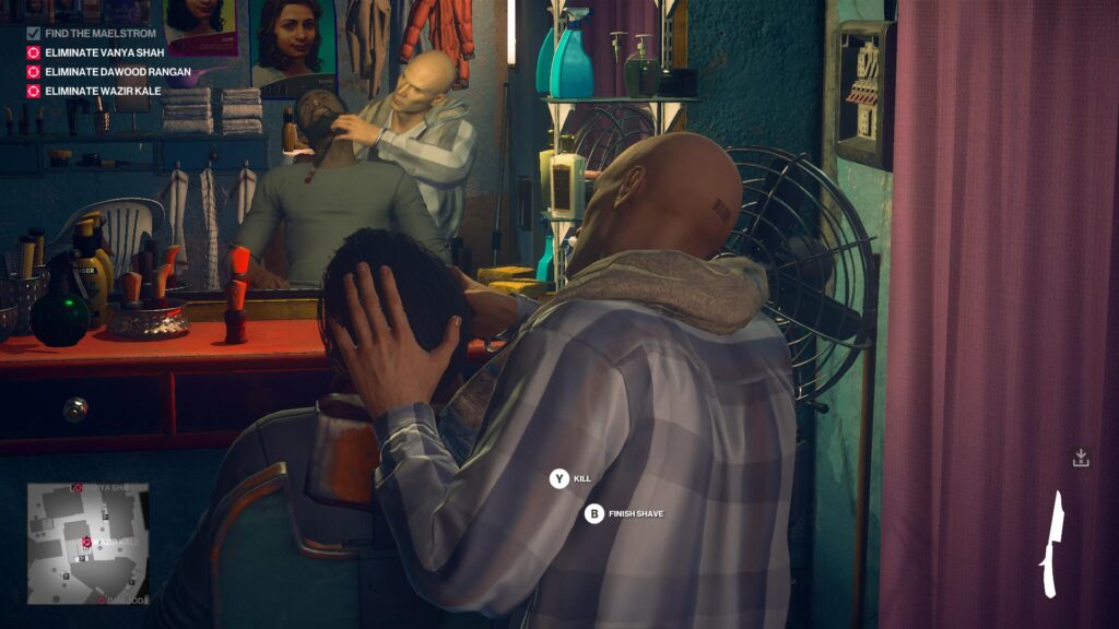 Агент 47 из Hitman бреет клиента в парикмахерской
