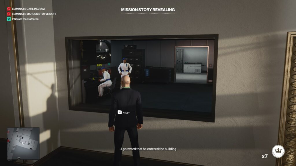 Агент 47 из Hitman смотрит через окно охраны