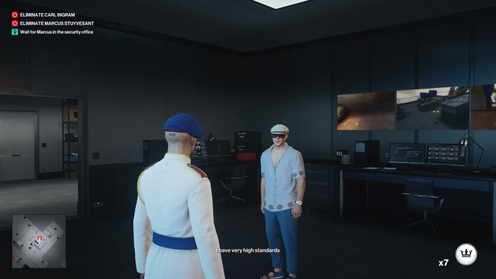 Агент 47 разговаривает с мужчиной в офисе охраны Hitman