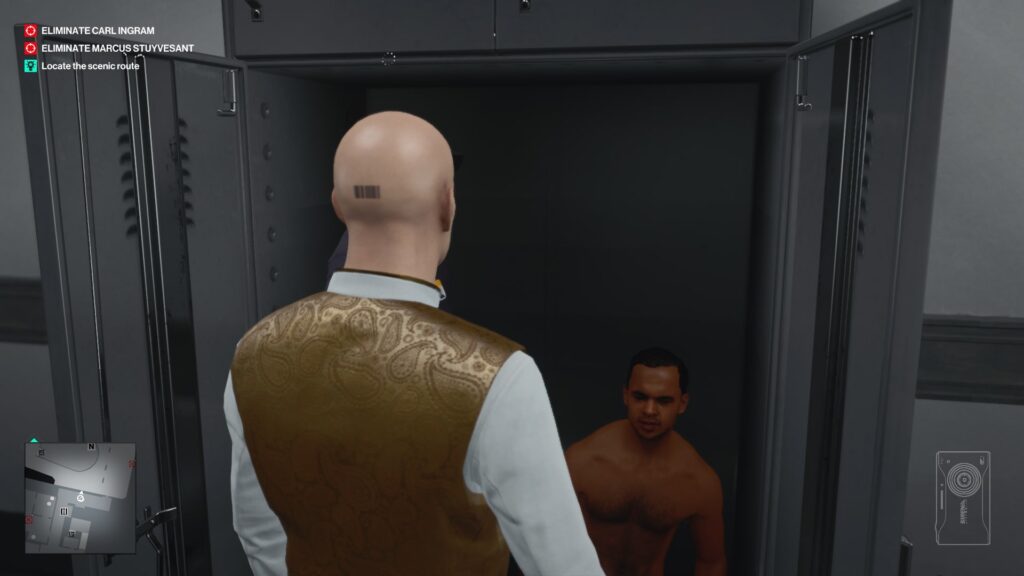 Агент 47 из Hitman стоит у шкафчика в раздевалке
