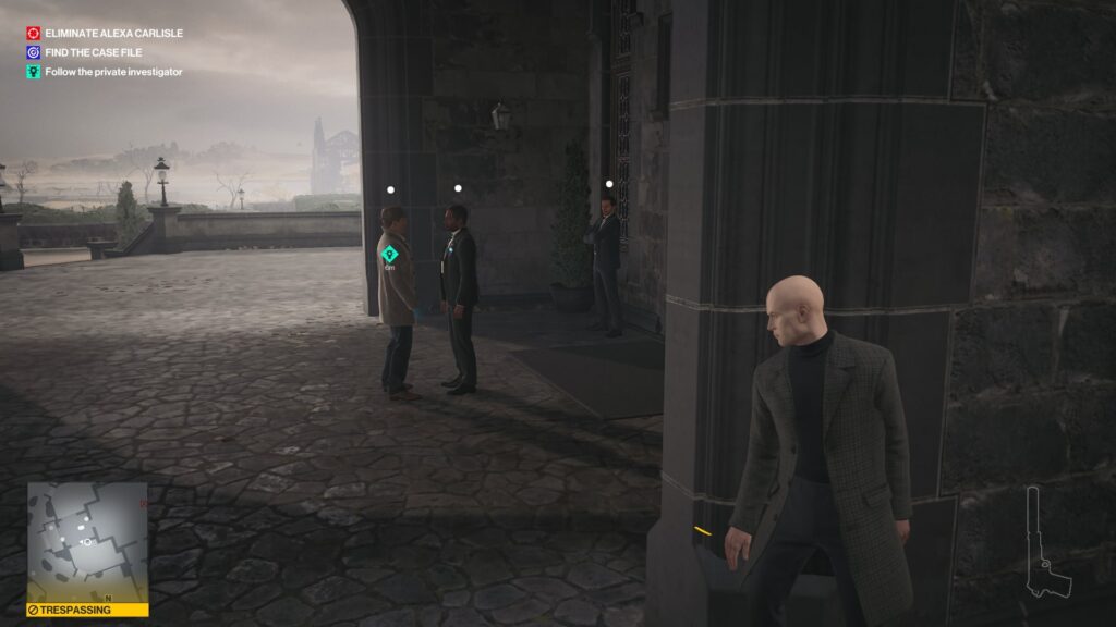 Агент 47 из Hitman прячется у каменной стены замка