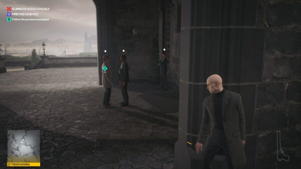 Агент 47 из Hitman прячется у каменной стены замка