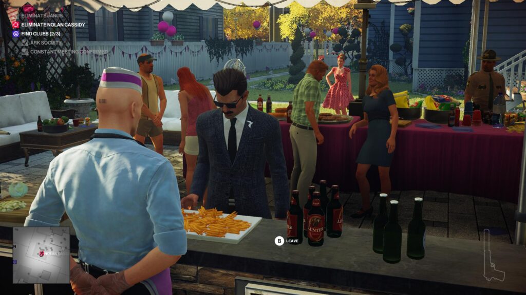 Агент 47 из Hitman обслуживает гостя на вечеринке