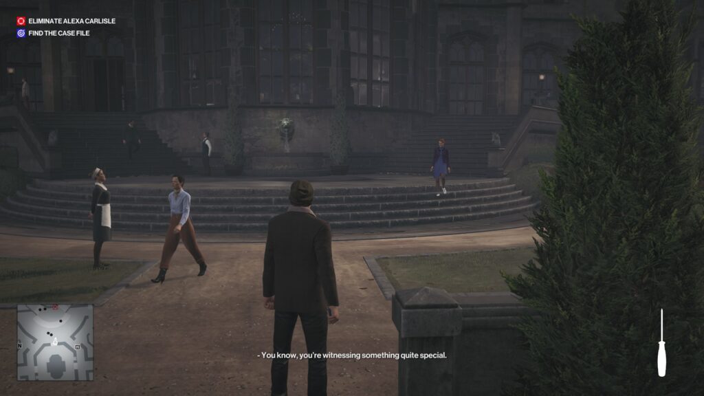 Агент 47 из Hitman стоит у особняка