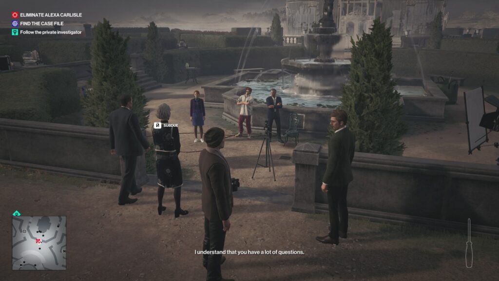 Агент 47 из Hitman наблюдает людей у фонтана
