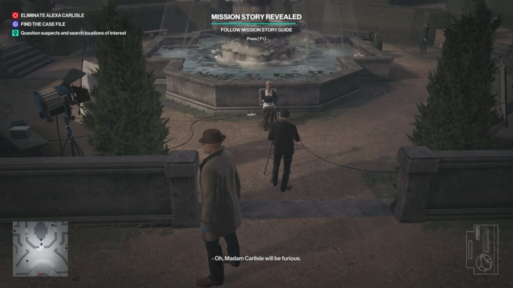 Агент 47 из Hitman наблюдает съемку у фонтана