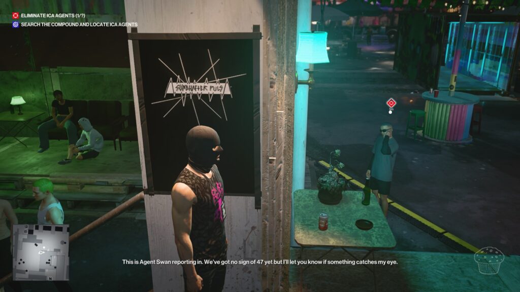 Агент 47 из Hitman прячется у стены клуба