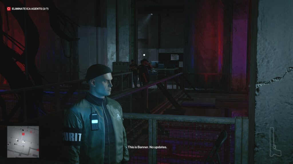 Охранник стоит на мостике в помещении Hitman