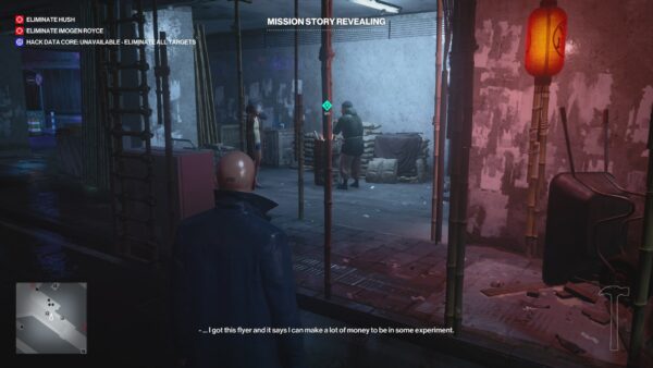 Агент 47 из Hitman наблюдает за людьми в переулке