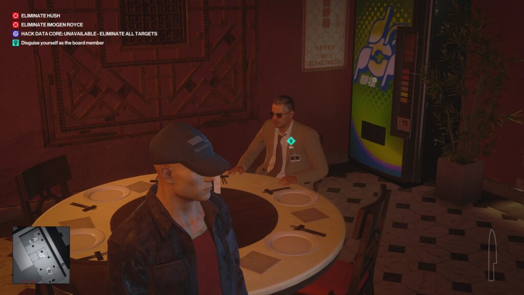 Агент 47 из Hitman стоит в ресторане у стола