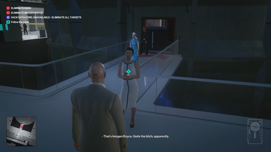 Агент 47 из Hitman следует за гидом в здании