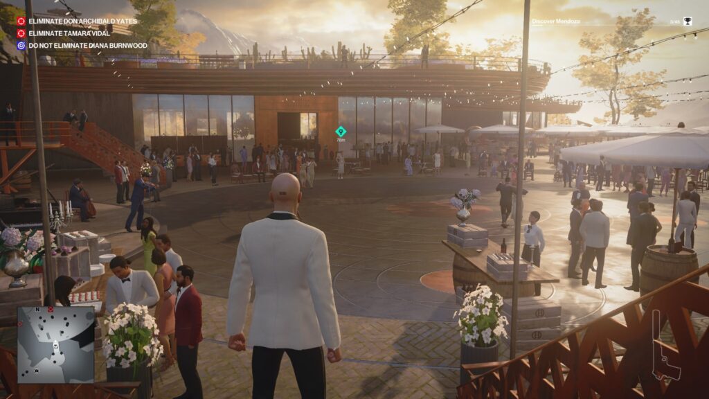 Агент 47 из Hitman стоит на вечеринке