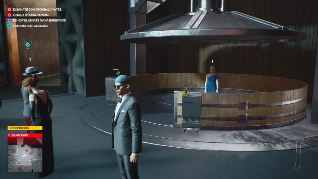 Агент 47 из Hitman стоит у винного чана