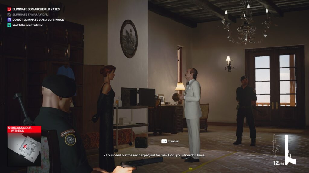 Агент 47 из Hitman целится в комнате особняка