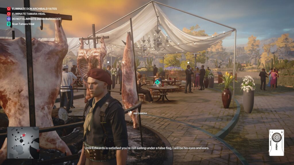 Агент 47 из Hitman стоит у туш на рынке