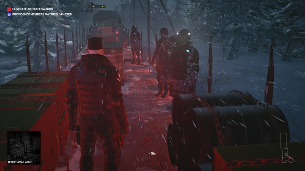 Агент 47 из Hitman стоит на грузовике в снегу
