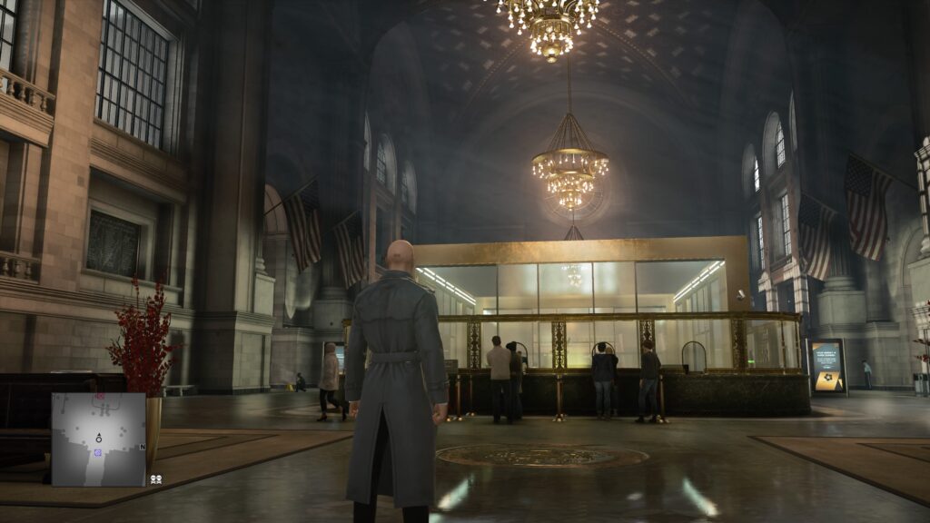 Агент 47 из Hitman стоит в вокзале