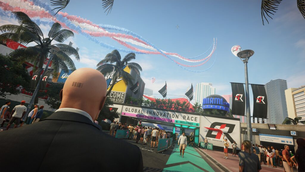 Агент 47 из Hitman смотрит на вход гонки
