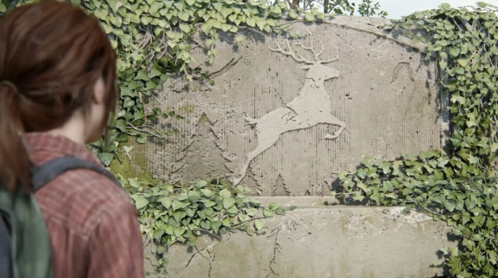 Элли из The Last of Us смотрит на барельеф оленя